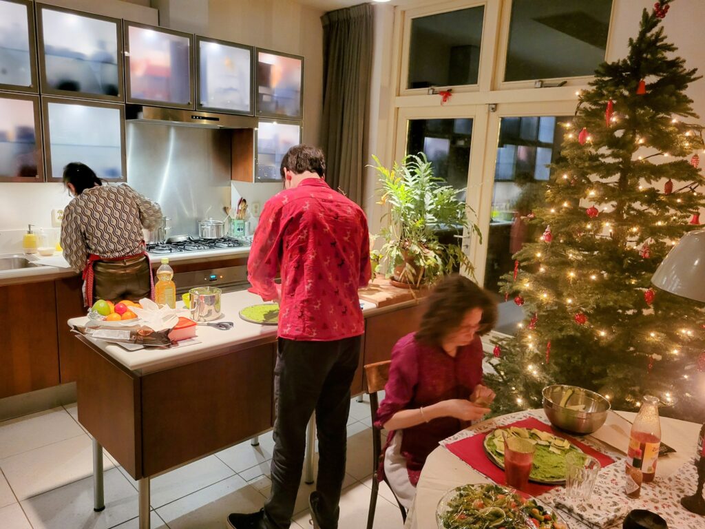 Samen koken onder regie van Judith (Kerstmis 2024)